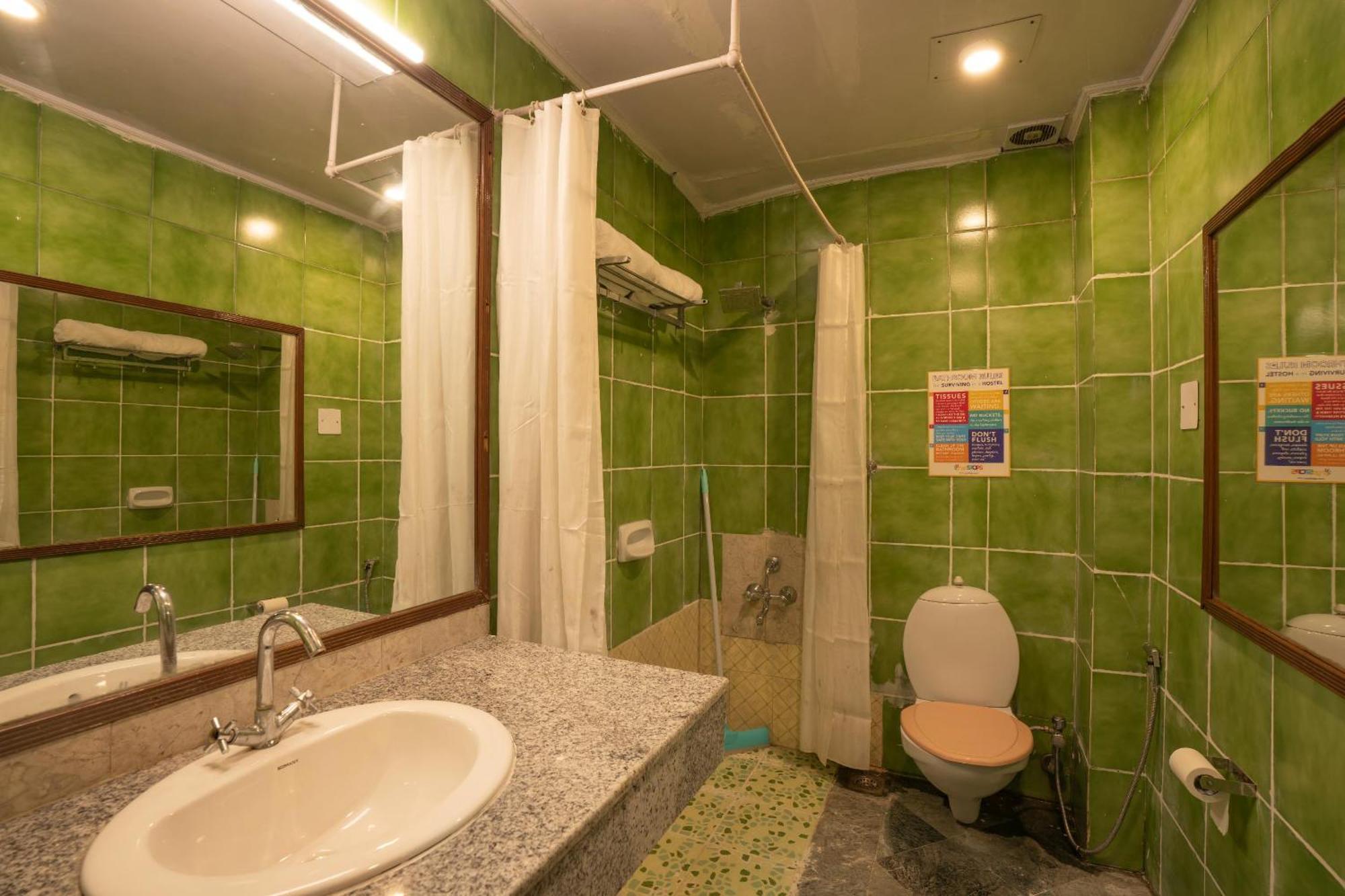 Bed in 8 Bed Mixed Dormitory Room with Ensuite Bathroom